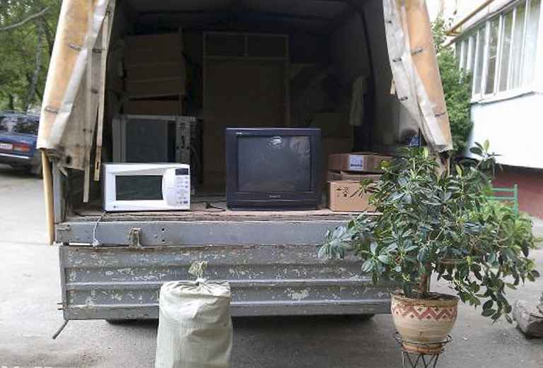 Сколько стоит перевезти личные вещи диван телевизор кух.уголок стенку посу из Нижневартовска в Алапаевска